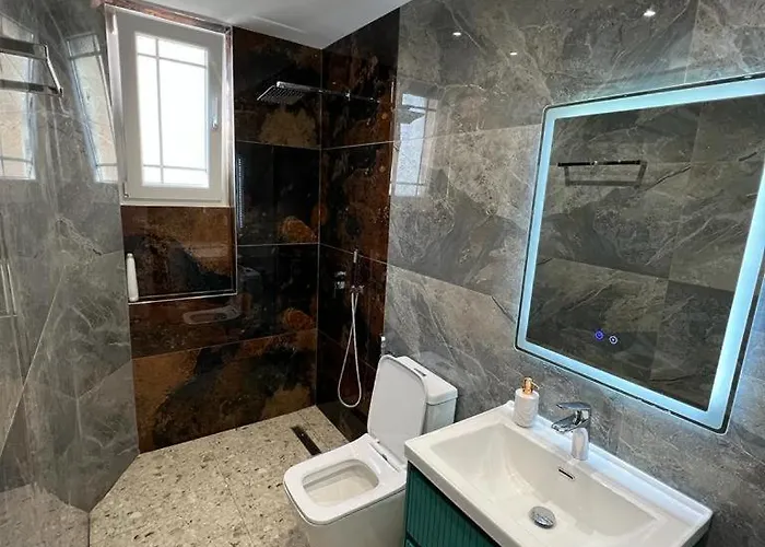 Leti M.shyri2 * ティラナ